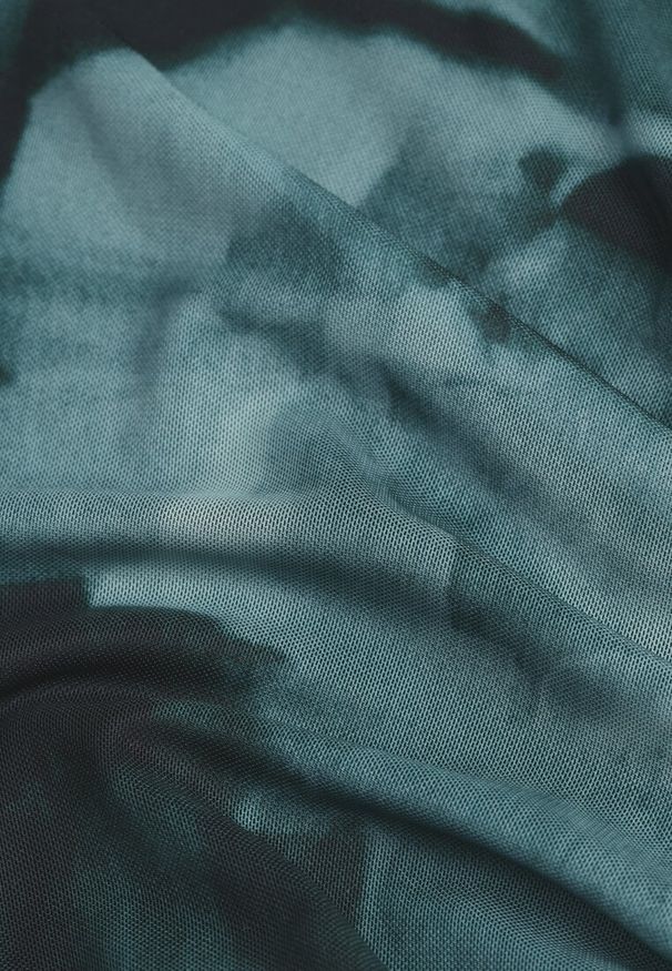 Renee - Zielona Dopasowana Sukienka Siateczkowa Maxi z Rozcięciem i Marszczeniem Soininen. Kolor: zielony. Materiał: tkanina. Wzór: nadruk. Typ sukienki: dopasowane. Styl: elegancki. Długość: maxi