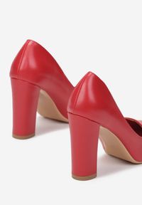 Renee - Czerwone Czółenka Deinanie. Nosek buta: szpiczasty. Kolor: czerwony. Szerokość cholewki: normalna. Obcas: na obcasie. Styl: klasyczny, elegancki. Wysokość obcasa: średni #2