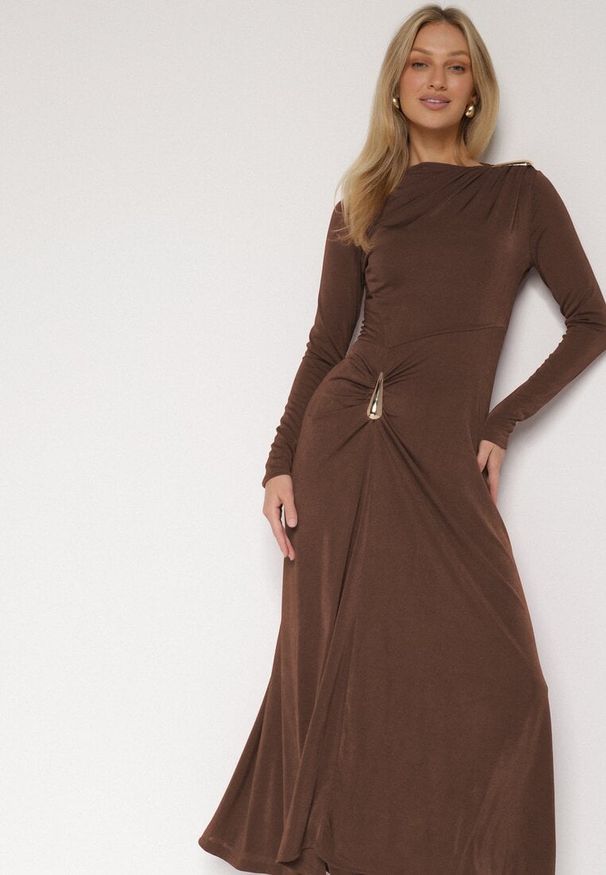 Born2be - Brązowa Koktajlowa Sukienka Ozdobiona Metaliczną Aplikacją i Marszczeniem z Boku Retima. Kolor: brązowy. Wzór: aplikacja. Styl: wizytowy