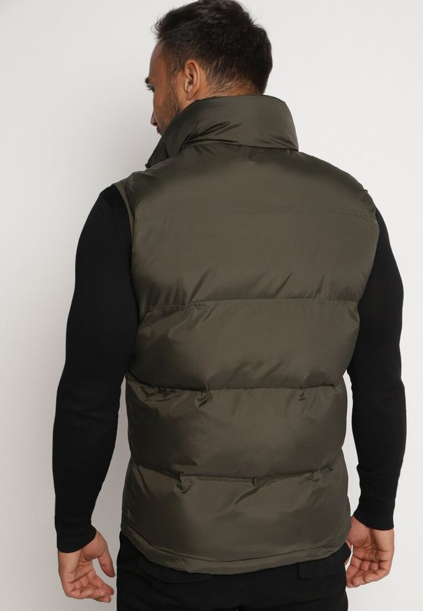 Born2be - Ciemnozielona Pikowana Kamizelka ze Stójką i Kieszeniami Sarma. Typ kołnierza: kołnierzyk stójkowy. Kolor: zielony