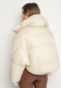 Born2be - Beżowa Pikowana Kurtka o Nietoperzowym Kroju z Szerokim Kołnierzem Neandria. Okazja: na co dzień, do pracy. Kolor: beżowy. Materiał: jeans. Długość: krótkie. Styl: casual, elegancki #2