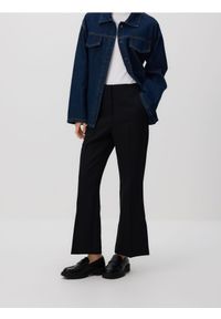 Reserved - Spodnie z rozcięciami petite - czarny. Kolekcja: petite. Kolor: czarny. Materiał: tkanina, wiskoza
