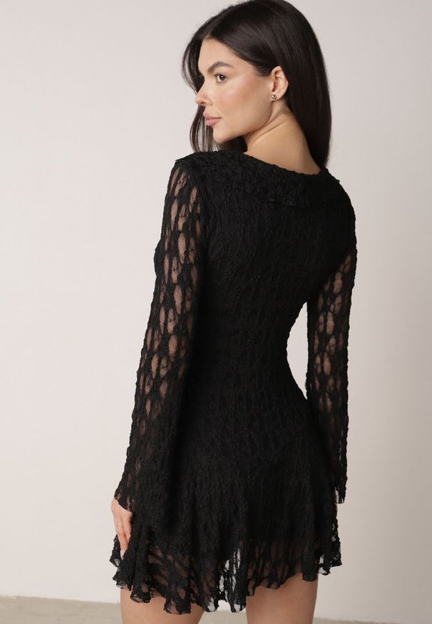 Born2be - Czarna Koronkowa Sukienka z Falbankami i Wiązaniem przy Dekolcie Delanatea. Okazja: na co dzień. Typ kołnierza: kołnierz z falbankami. Kolor: czarny. Materiał: koronka. Sezon: wiosna, lato. Styl: casual, elegancki
