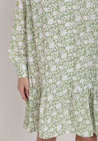 Renee - Jasnozielona Sukienka Phaisiophai. Kolor: zielony. Długość rękawa: długi rękaw. Wzór: aplikacja. Długość: mini #2