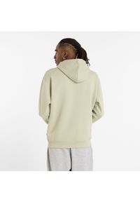 Bluza męska New Balance MT51516OVN – zielona. Typ kołnierza: kaptur. Kolor: zielony. Materiał: bawełna, dresówka, materiał, poliester. Wzór: aplikacja, napisy #3