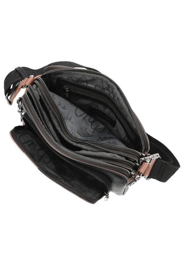 Brązowa Damska Torebka Na Ramię Anekke Z Laleczką. Kolor: brązowy. Wzór: nadruk, aplikacja. Materiał: skórzane. Styl: casual, elegancki. Rodzaj torebki: na ramię