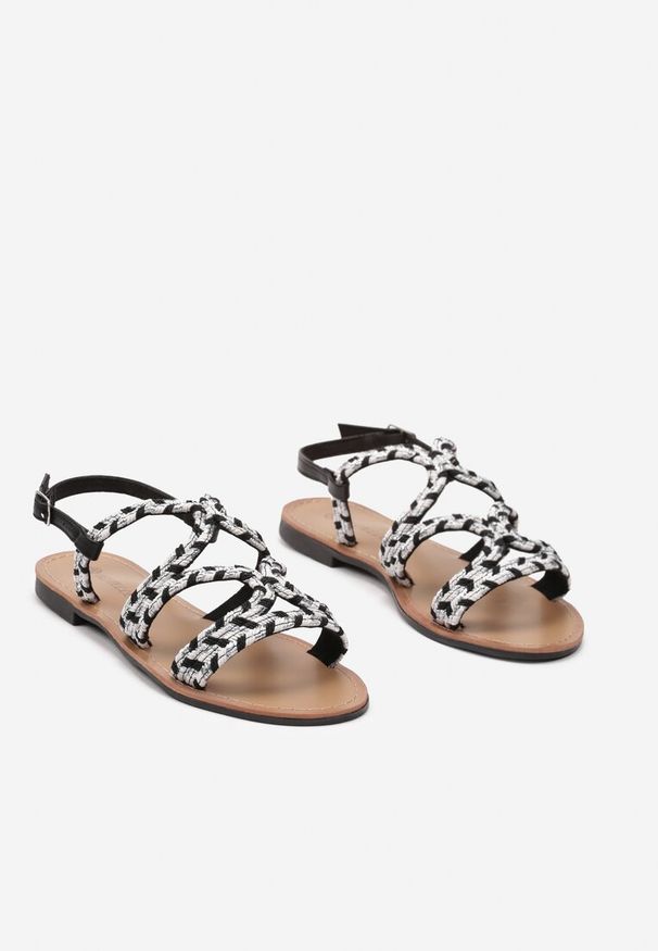 Renee - Czarne Sandały na Płaskiej Podeszwie Ozdobione Paskami z Plecionki Jaslila. Okazja: na co dzień. Nosek buta: otwarty. Zapięcie: pasek. Kolor: czarny. Wzór: aplikacja. Materiał: len. Sezon: lato. Obcas: na płaskiej podeszwie. Styl: elegancki, casual