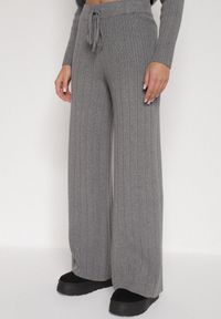 Born2be - Szary Sweterkowy Komplet Sweter z Półgolfem i Szerokie Spodnie Alatusa. Kolor: szary. Materiał: jeans #4