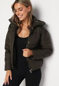 Born2be - Ciemnozielona Pikowana Kurtka Puffer z Kapturem Miviera. Okazja: na co dzień, na spacer. Typ kołnierza: kaptur. Kolor: zielony. Materiał: dzianina, jeans. Sezon: zima. Styl: casual #5