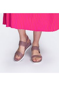 Wittchen - Damskie sandały skórzane z ażurowym wzorem. Zapięcie: sprzączka. Kolor: różowy. Materiał: skóra. Wzór: ażurowy. Sezon: wiosna, lato. Obcas: na koturnie. Styl: klasyczny #3