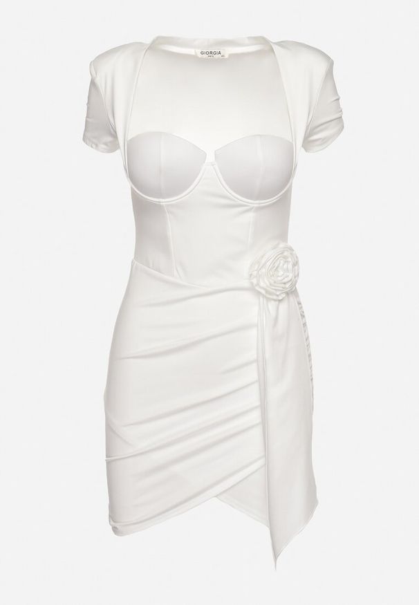 Born2be - Biała Asymetryczna Sukienka z Usztywnianymi Miseczkami i Ozdobnym Kwiatem Dochita. Okazja: na co dzień. Kolor: biały. Długość rękawa: krótki rękaw. Wzór: kwiaty. Typ sukienki: asymetryczne. Styl: casual, elegancki