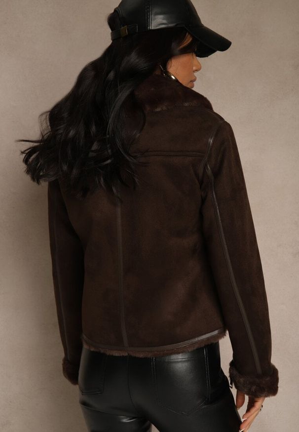 Renee - Brązowa Kurtka Biker z Imitacji Zamszu Zdobiona Futerkiem Awedora. Kolor: brązowy. Materiał: futro, zamsz. Wzór: aplikacja