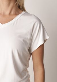 Born2be - Biały T-shirt z Wiskozy z Trójkątnym Dekoltem Achiore. Okazja: na co dzień. Kolor: biały. Materiał: wiskoza. Styl: casual, klasyczny #5