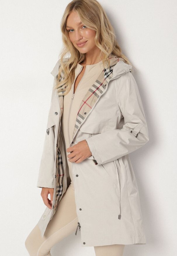 Born2be - Beżowa Kurtka Parka z Kapturem ze Wzorem w Kratę i Podpinanymi Rękawami Gavaria. Okazja: na co dzień, na spotkanie biznesowe. Typ kołnierza: kaptur. Kolor: beżowy. Materiał: jeans. Styl: klasyczny, casual, elegancki, biznesowy