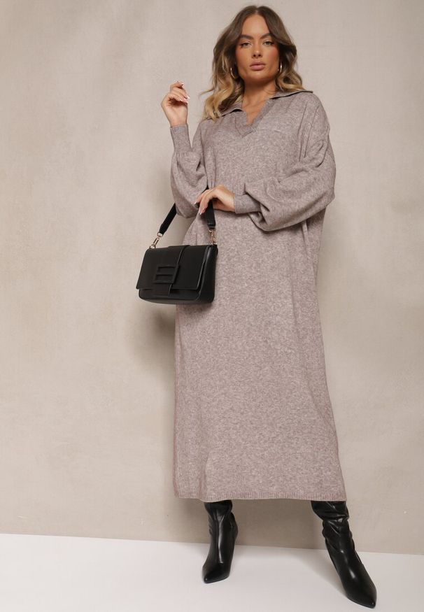 Renee - Beżowa Sweterkowa Sukienka z Wiskozą o Pudełkowym Kroju Ozdobiona Kołnierzykiem Clarinnae. Kolor: beżowy. Materiał: wiskoza. Wzór: aplikacja. Styl: elegancki