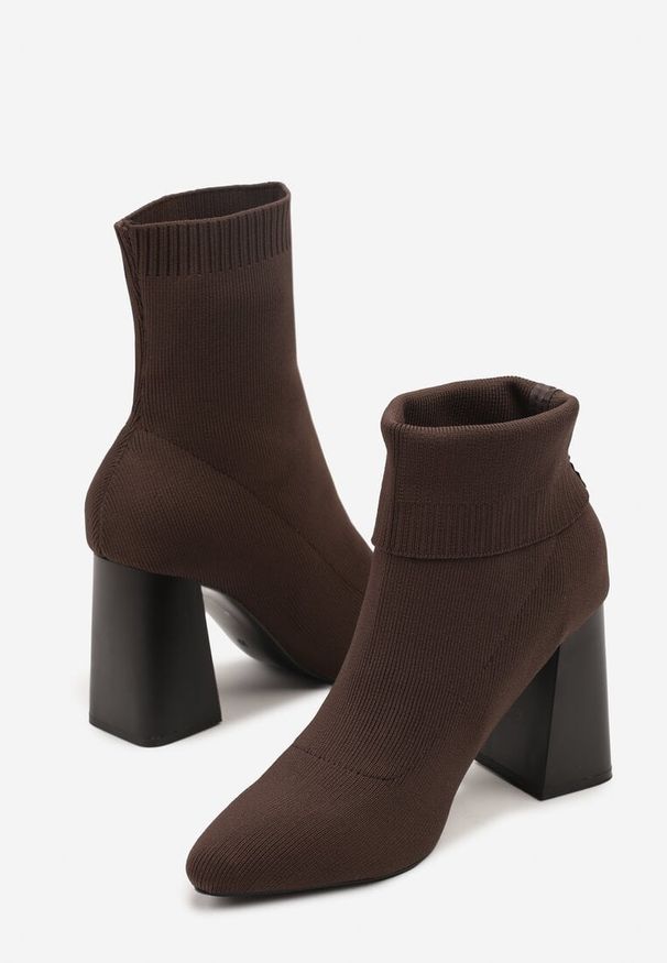 Renee - Brązowe Botki Vices na Słupku o Geometrycznym Kształcie i Elastyczną Cholewką Falessea. Okazja: na co dzień, na spotkanie biznesowe. Kolor: brązowy. Szerokość cholewki: normalna. Wzór: geometria. Obcas: na słupku. Styl: street, elegancki, klasyczny, biznesowy, casual. Wysokość obcasa: średni