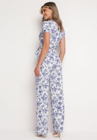 Born2be - Biało-Niebieski Kombinezon w Kwiaty z Krótkim Rękawem i Dekoltem w Serek z Długimi Nogawkami Nestaanne. Okazja: na co dzień. Kolor: biały. Materiał: jeans. Długość rękawa: krótki rękaw. Długość: krótkie. Wzór: kwiaty. Styl: wizytowy, casual, elegancki #4