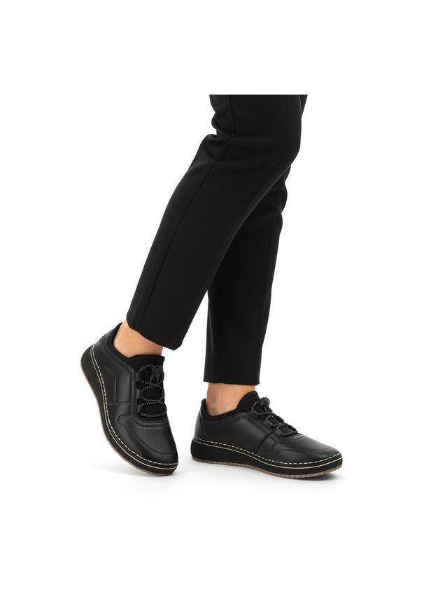 Półbuty damskie Rieker, naturalna skóra licowa,wsuwane i na lekkim koturnie, czarne, 50960-00. Zapięcie: bez zapięcia. Kolor: czarny. Materiał: skóra. Obcas: na koturnie