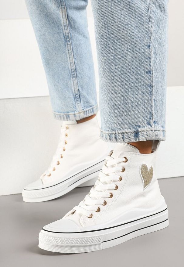Born2be - Białe Trampki na Grubej Podeszwie z Sercem Ellivasa. Okazja: na co dzień. Zapięcie: sznurówki. Kolor: biały. Materiał: jeans. Wzór: kwiaty. Styl: klasyczny, elegancki, casual