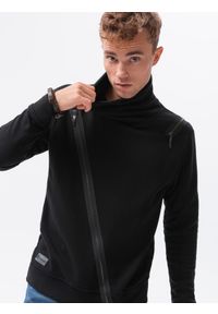 Ombre Clothing - Bluza męska Stockholm B1364 - czarna - XXL. Typ kołnierza: komin. Kolor: czarny. Materiał: bawełna, poliester, dzianina, skóra. Wzór: napisy, aplikacja #5