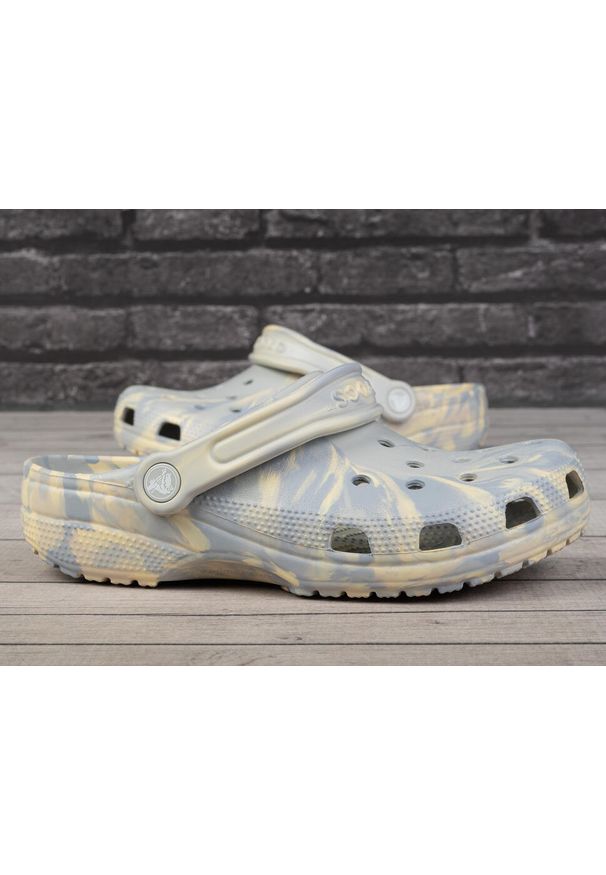 Klapki damskie sportowe Crocs CLASSIC MARBLED CLOG. Kolor: wielokolorowy, żółty, szary. Styl: sportowy