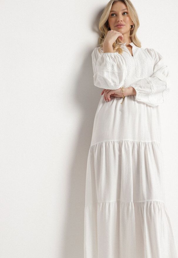 Born2be - Biała Wiskozowa Sukienka Boho o Rozkloszowanym Kroju z Gumką i Koronką Gonillea. Okazja: na co dzień. Typ kołnierza: dekolt w kształcie V. Kolor: biały. Materiał: wiskoza, koronka. Wzór: koronka. Sezon: wiosna, lato. Typ sukienki: rozkloszowane. Styl: boho