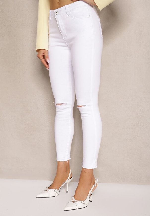 Renee - Białe Jeansy z Bawełny Typu Skinny High Waist Ozdobione Dziurami na Kolanach Noviressa. Okazja: na co dzień. Stan: podwyższony. Kolor: biały. Wzór: aplikacja. Styl: casual