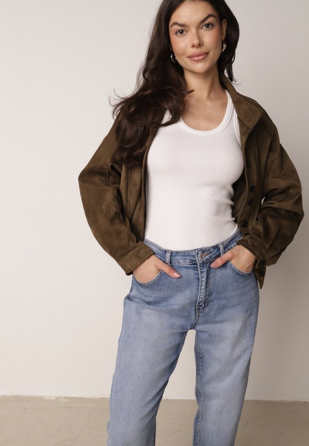 Born2be - Niebieskie Klasyczne Jeansy Mom Fit z Wysokim Stanem z Bawełny Charvielle. Okazja: na co dzień. Stan: podwyższony. Kolekcja: plus size. Kolor: niebieski. Długość: krótkie. Styl: klasyczny