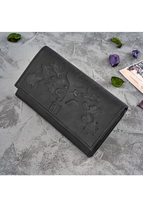 Portfel skórzany PAOLO PERUZZI T-44-BL czarny. Kolor: czarny. Materiał: skóra. Wzór: kwiaty