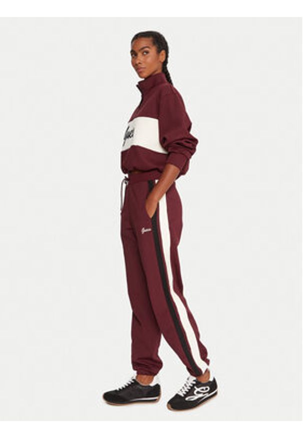 Guess Spodnie dresowe V5BB02 KCX22 Bordowy Regular Fit. Kolor: czerwony. Materiał: syntetyk