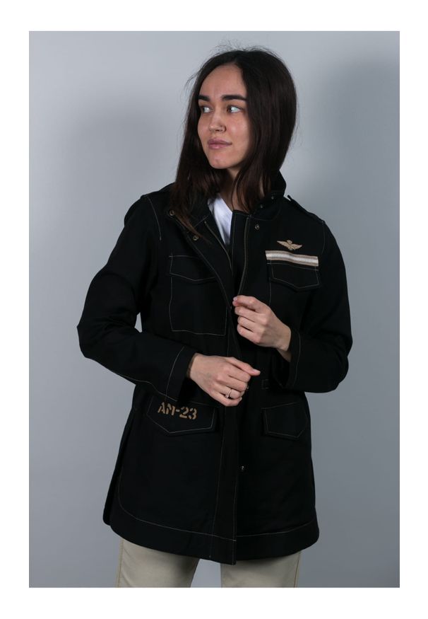 Bawełniana czarna kurtka saharyjska Aeronautica Militare. Kolor: czarny. Materiał: bawełna. Wzór: aplikacja, nadruk. Styl: militarny, klasyczny, elegancki