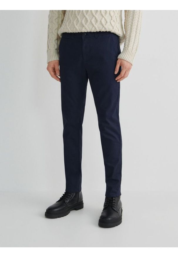 Reserved - Spodnie chino slim fit - granatowy. Kolor: niebieski. Materiał: bawełna