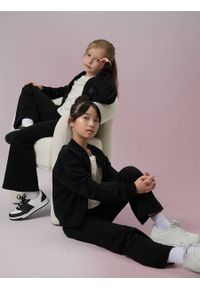 4f - 4F Spodnie dresowe z rozszerzanymi nogawkami damskie - czarny 122 (6-7 lat). Okazja: na co dzień. Kolor: czarny. Materiał: dresówka. Wzór: aplikacja. Sezon: lato. Styl: casual #1