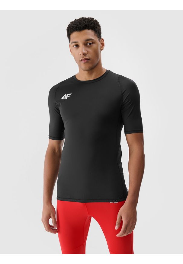 4f - 4F Koszulka treningowa szybkoschnąca męska - czarna XS. Kolor: czarny. Materiał: syntetyk, włókno, dzianina, materiał, elastan. Długość rękawa: krótki rękaw. Długość: krótkie. Wzór: jednolity, gładki, ze splotem. Sport: fitness