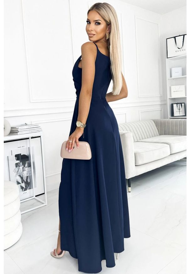 Numoco - Długa sukienka na wesele rozkloszowana na ramiączkach granat. Okazja: na wesele, na ślub cywilny. Typ kołnierza: dekolt w kształcie V. Kolor: niebieski. Wzór: aplikacja. Typ sukienki: rozkloszowane. Materiał: elastan, tkanina. Długość rękawa: na ramiączkach. Styl: wizytowy, elegancki. Długość: maxi