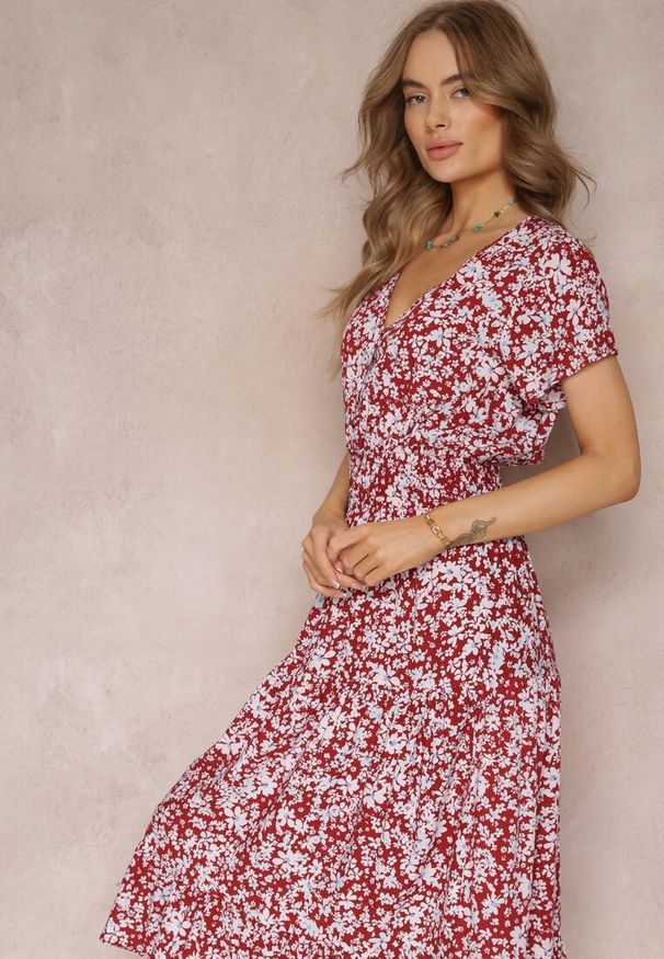 Renee - Czerwona Bawełniana Sukienka z Guzikami Przy Dekolcie i Gumką w Pasie Grasita. Okazja: na co dzień. Typ kołnierza: dekolt w kształcie V. Kolor: czerwony. Materiał: bawełna. Styl: casual, klasyczny