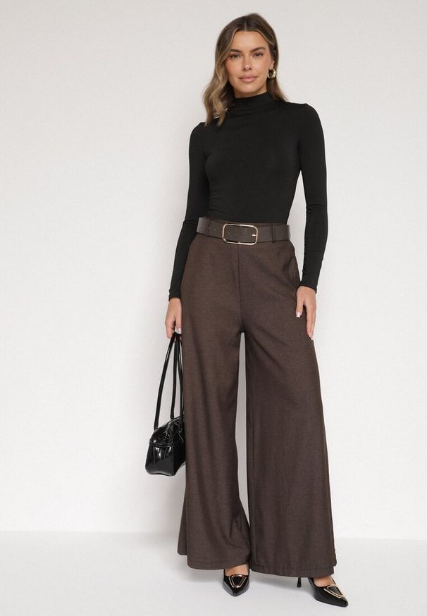Born2be - Brązowe Bawełniane Szerokie Spodnie Garniturowe z Wysokim Stanem i Paskiem Tusamia. Okazja: na co dzień, na spotkanie biznesowe. Stan: podwyższony. Kolor: brązowy. Materiał: bawełna. Styl: biznesowy, klasyczny, casual, elegancki