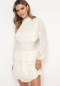 Born2be - Jasnobeżowa Elegancka Sukienka z Błyszczącymi Drobinkami i Falbankami Tinaria. Typ kołnierza: kołnierz z falbankami. Kolor: beżowy. Styl: elegancki #1