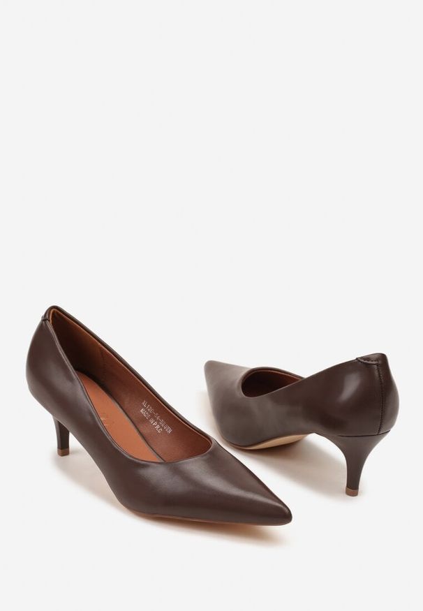 Born2be - Ciemnobrązowe Czółenka Vices na Kaczuszce z Wkładką ze Skóry Naturalnej Amorrise. Okazja: na co dzień. Kolor: brązowy. Materiał: skóra. Wzór: kwiaty. Obcas: na szpilce. Styl: elegancki, casual