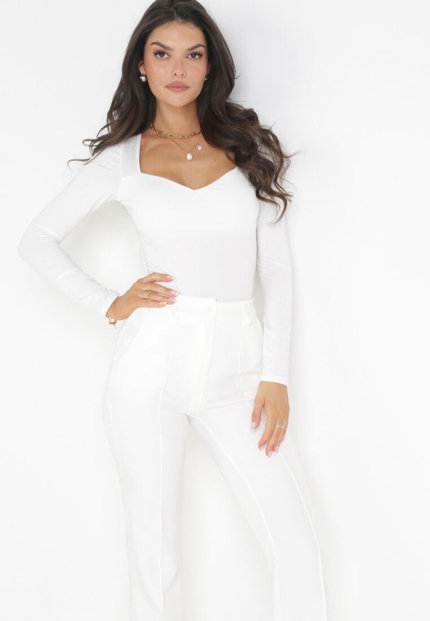 Born2be - Białe Garniturowe Spodnie z Wysokim Stanem i Szerokimi Nogawkami Abigaille. Okazja: na co dzień. Stan: podwyższony. Kolor: biały. Materiał: tkanina. Wzór: gładki. Styl: elegancki, casual, klasyczny