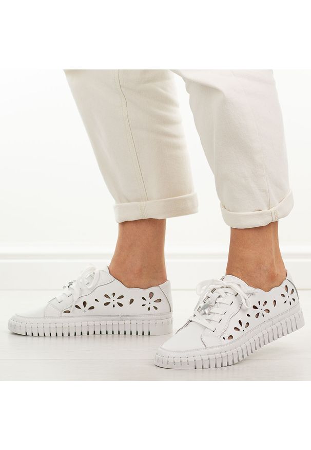 Białe ażurowe skórzane półbuty damskie Cambell 19432. Okazja: na co dzień. Zapięcie: sznurówki. Kolor: biały. Materiał: skóra. Szerokość cholewki: normalna. Wzór: ażurowy. Sezon: wiosna, lato, jesień. Styl: casual, klasyczny, elegancki