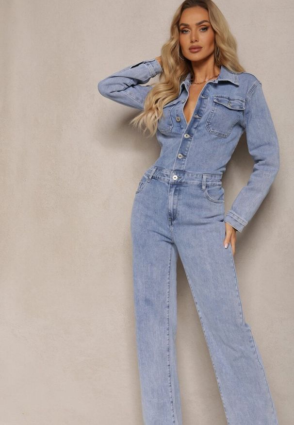 Renee - Niebieski Bawełniany Kombinezon Jeansowy z Guzikami i Kieszeniami z Klapami Starah. Okazja: na co dzień. Kolor: niebieski. Materiał: bawełna, jeans. Długość: długie. Styl: klasyczny, casual