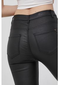 JDY spodnie damskie kolor czarny dopasowane high waist. Stan: podwyższony. Kolor: czarny. Materiał: tkanina #2