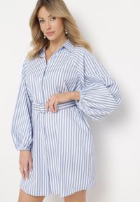 Born2be - Niebiesko-Biała Koszulowa Sukienka w Paski z Paskiem i Metalową Klamrą Elaratia. Okazja: na spotkanie biznesowe, do pracy. Kolor: niebieski. Materiał: bawełna, materiał. Wzór: paski. Typ sukienki: koszulowe. Styl: biznesowy #1