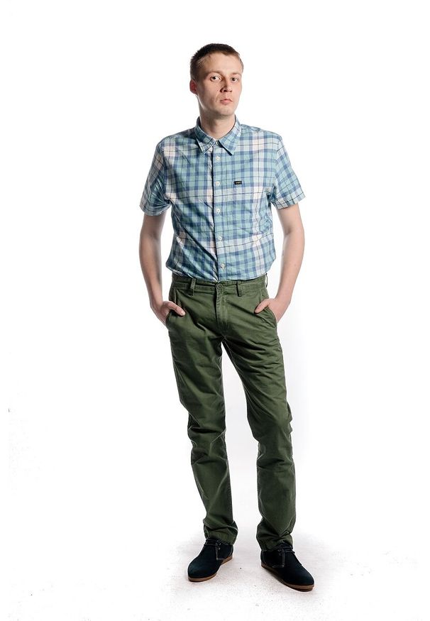 Lee - LEE CHINO SLIM MĘSKIE SPODNIE MATERIAŁOWE GREEN L768CA67. Materiał: materiał
