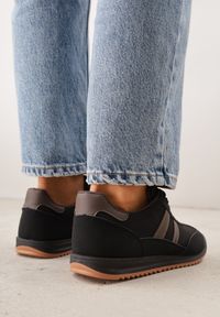 Renee - Czarno-Brązowe Sneakersy Ozdobione Dwoma Paskami Lannatea. Okazja: na co dzień. Zapięcie: pasek. Kolor: czarny. Wzór: aplikacja #7