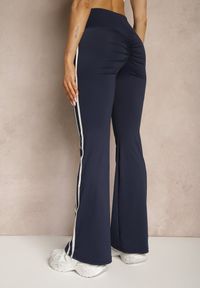 Renee - Granatowe Legginsy Flare High Waist z Marszczeniem i Lampasami Kirsena. Okazja: na co dzień. Stan: podwyższony. Kolor: niebieski. Styl: elegancki, casual