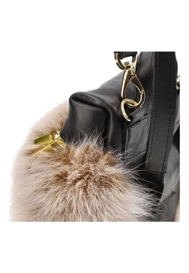 Beżowa Elegancka Torebka Luka-Pelli Plecaczek Z Naturalnym Futrem Z Lisa. Kolor: beżowy. Wzór: paski. Materiał: futrzane. Styl: elegancki. Rodzaj torebki: na ramię