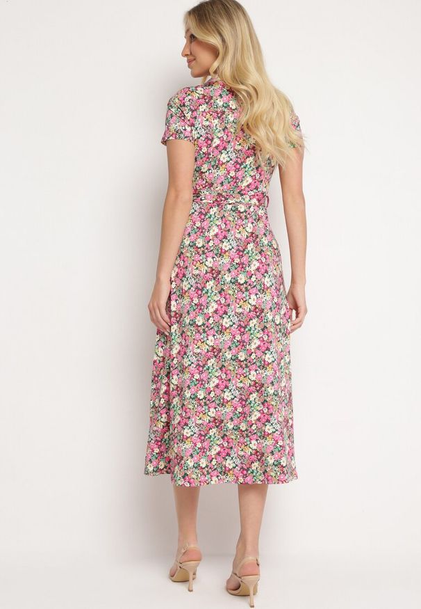 Born2be - Różowo-Zielona Koszulowa Sukienka z Krótkim Rękawem i Wiskozą na Guziki z Materiałowym Paskiem Dimiata. Typ kołnierza: kołnierzyk klasyczny. Kolor: różowy. Materiał: wiskoza, materiał. Długość rękawa: krótki rękaw. Wzór: kwiaty. Typ sukienki: koszulowe. Styl: klasyczny