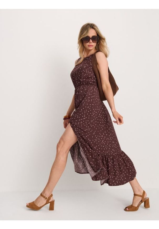 Sinsay - Wiskozowa sukienka midi w kropki z falbanką - brązowy. Kolor: brązowy. Materiał: wiskoza. Wzór: kropki. Długość: midi